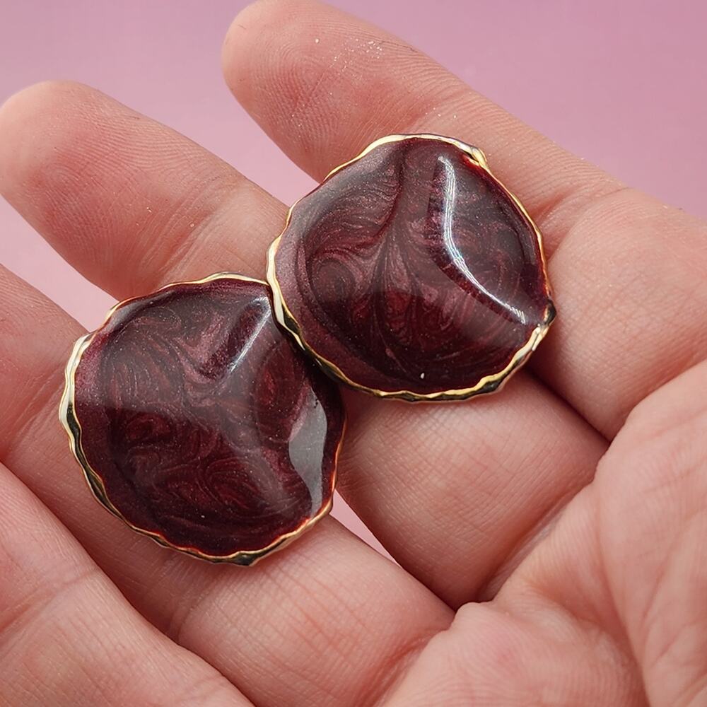 Burgundy Marbled Round Clip On Earrings Gold Tone Scalloped Retro Statement